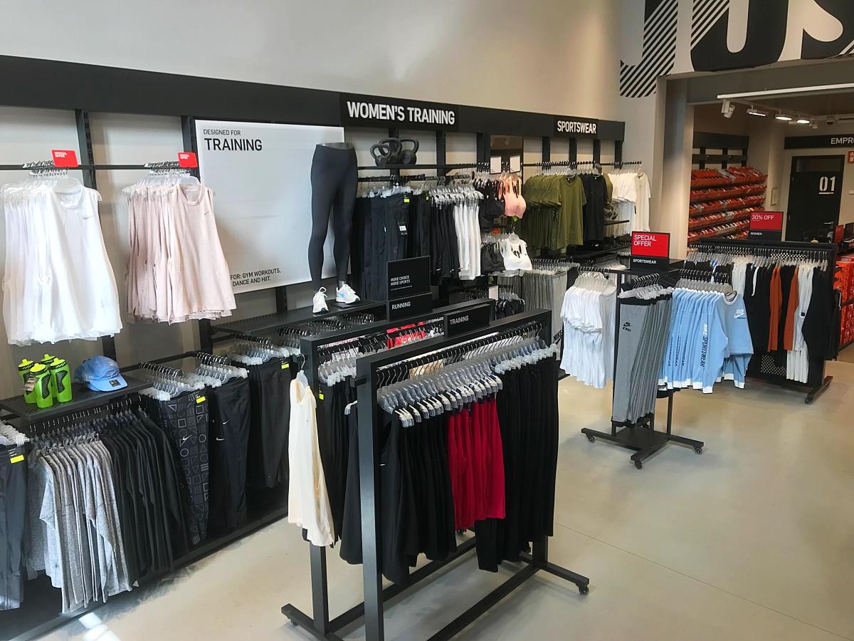 Continuo Indígena falda ▷ La Roca Village Nike Factory Store, Cardedeu